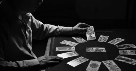 Cartomancia e Espiritualidade: A Conexão Entre as Cartas e a Jornada Interior