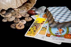 Desvendando o Universo Místico Online: Búzios e Tarot na Era Digital